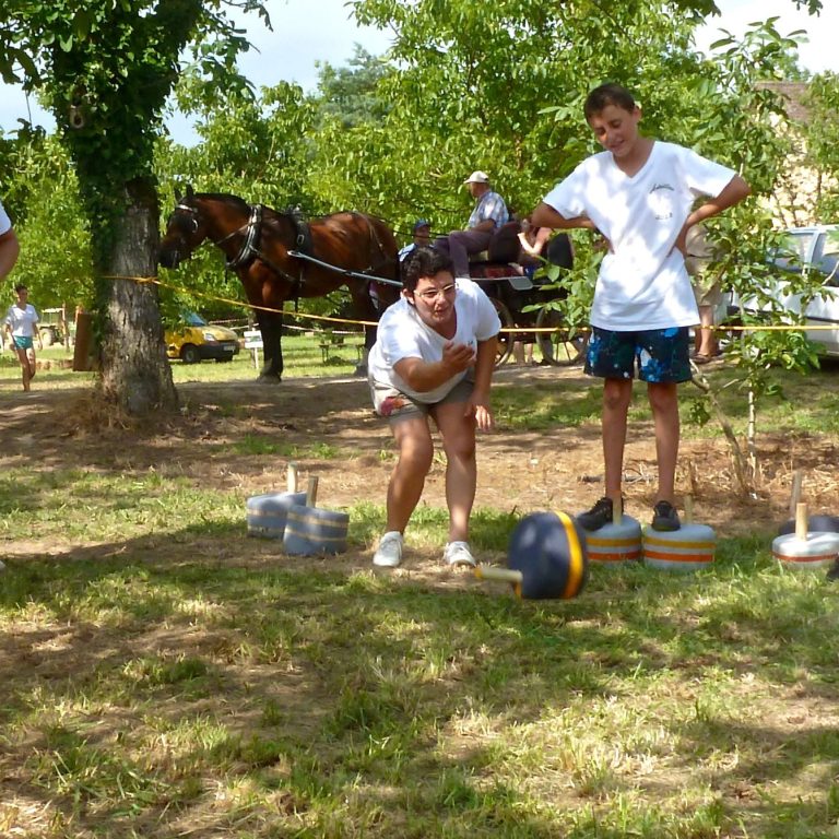 finissage-exposition-la-gare-regards-puybrun-lot partie de boules cassagne lors d'une exposition à la Gare-Regards