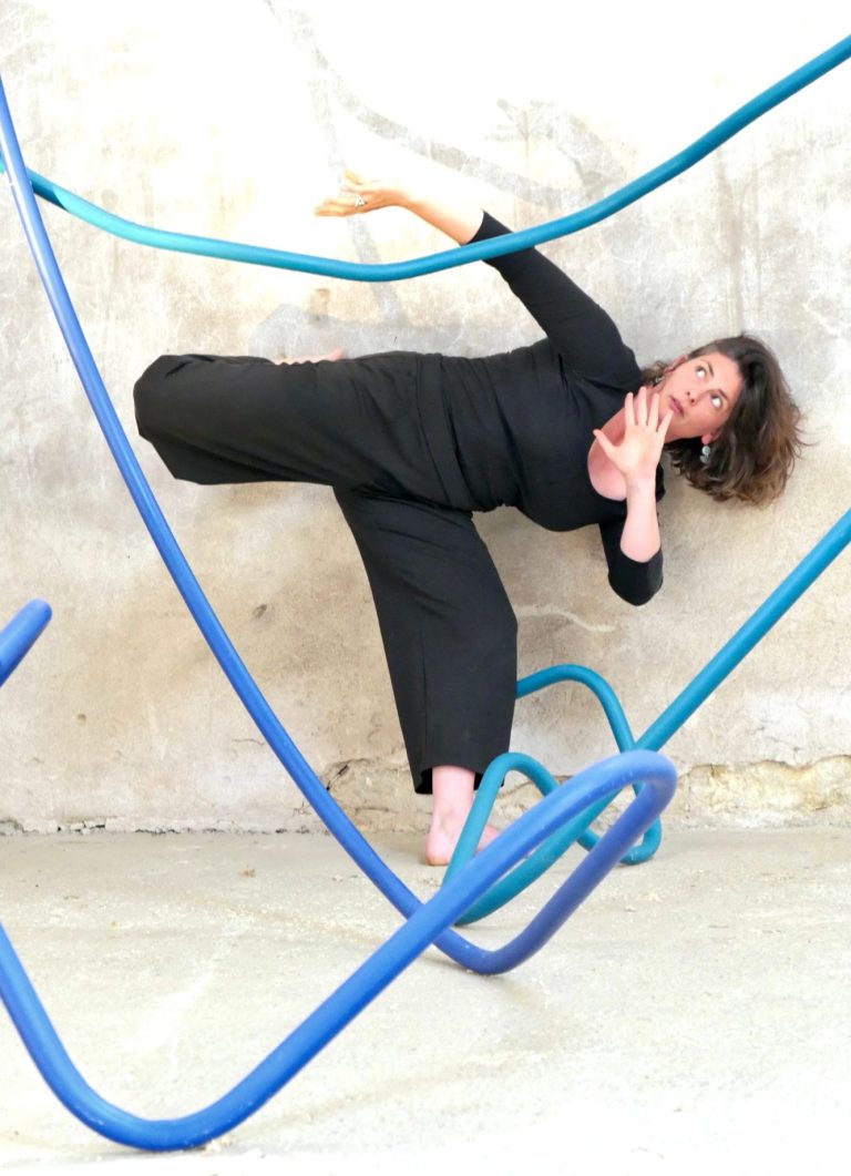 spectacle-de-danse-exposition-sculptures-la-gare-regards-puybrun Danseuse se produisant au cœur de l'exposition de sculptures à la Gare-Regards à Puybrun.