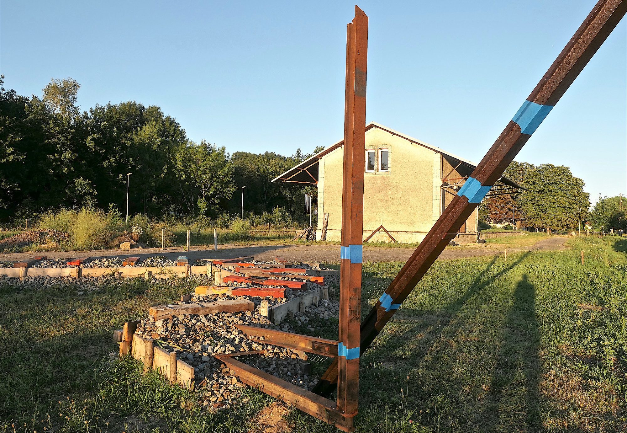 sculpture-chemin-de-traverse-edgard-cappellin-la-gare-regards Sculpture Chemin de Traverse, œuvre d'Edgar Cappelin, exposée à la Gare-Regards à Puybrun